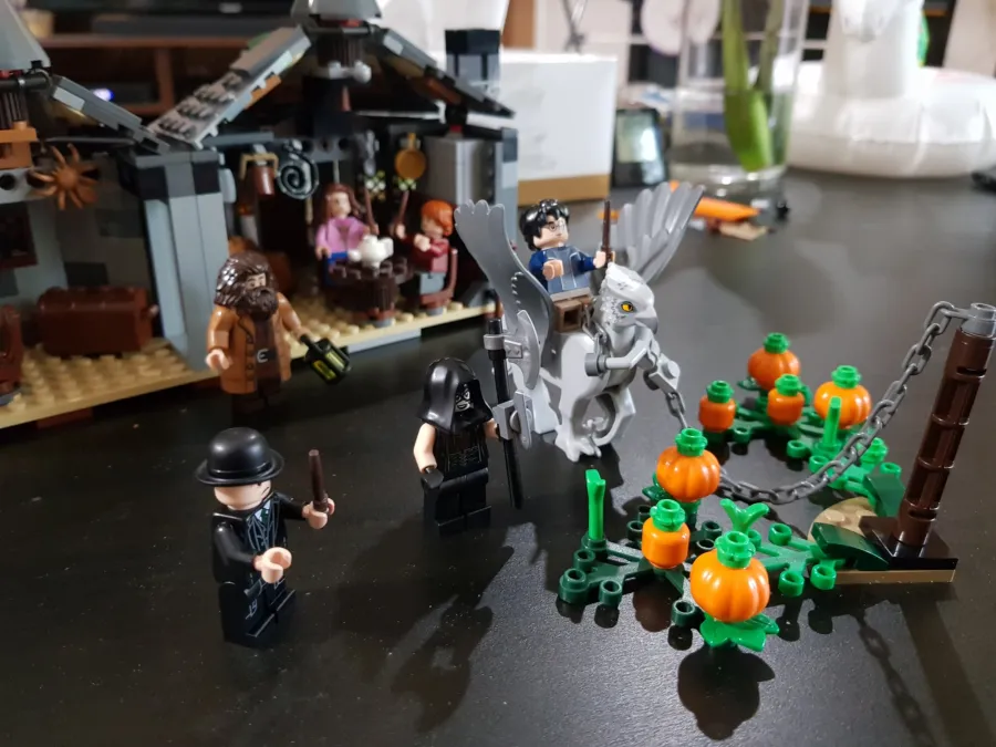 LEGO Buckbeak’s rescue from Prisoner of Azkaban: Harry riding Buckbeak beside Hagrid’s Hut and the pumpkin patch